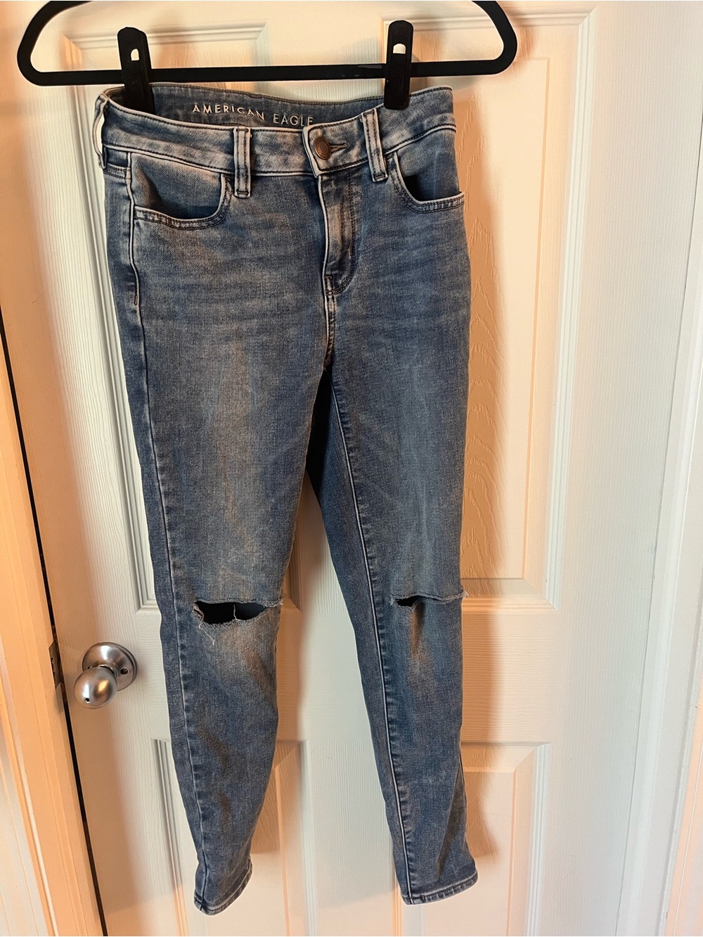 American Eagle Outfitters Women's Light Blue Skinny Jeans with Knee Rips